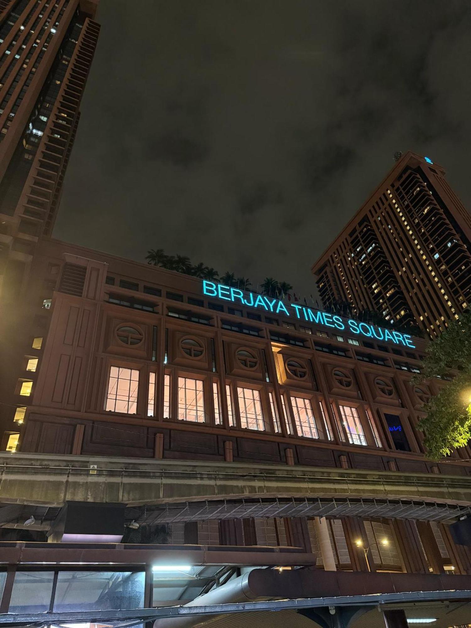 Glorious Service At Times Square Kl *