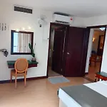 Glorious Service Suite At Times Square Kl